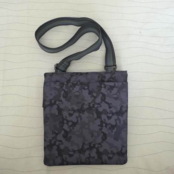 Sherpani Womens Essentials Sadie Lightweight Fold Over Crossbody Bag Black Gray - Picture 2 of 7